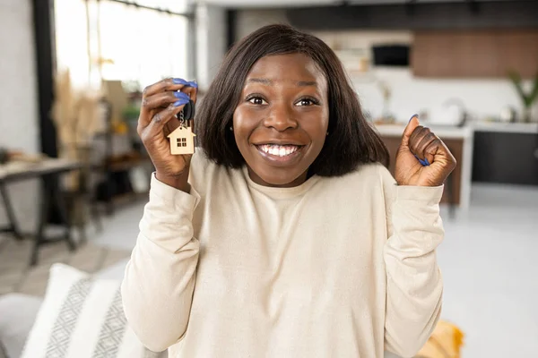 Anahtarları Elinde Tutan Mutlu Heyecanlı Bir Kadın Kendi Evini Almaktan — Stok fotoğraf