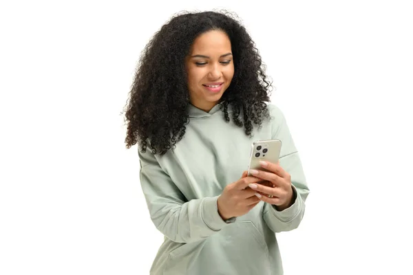 Attraktiv Ung Multiracial Kvinna Surfa Smartphone Tusenåriga Kvinnliga Chatta Sociala — Stockfoto