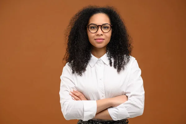 Glad Ung Multiracial Kvinna Med Vikta Armar Står Nära Tomrummet — Stockfoto