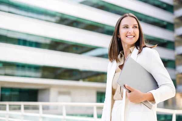 Inspirerad Affärskvinna Smarta Casual Wear Bär Laptop Promenader Stadens Gata — Stockfoto