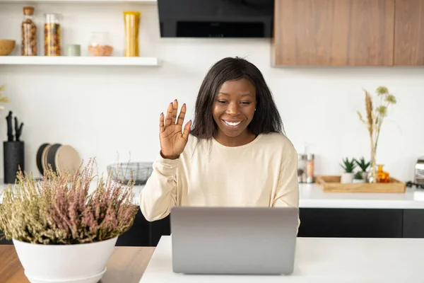 Charmig Talskvinna Som Använder Bärbar Dator För Videokontakt Med Vänner — Stockfoto