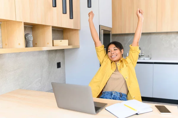 Funcionário Escritório Feminino Alegre Esticando Braços Sentados Mesa Escritório Mulher — Fotografia de Stock