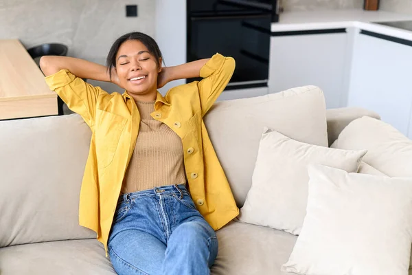 Charmig Och Attraktiv Ung Afro Amerikansk Kvinna Vilar Lugn Och — Stockfoto