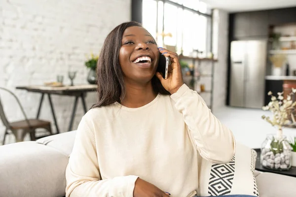 Överlycklig Glad Glad Glad Leende Afroamerikansk Kvinna Njuter Chatta Smartphone — Stockfoto