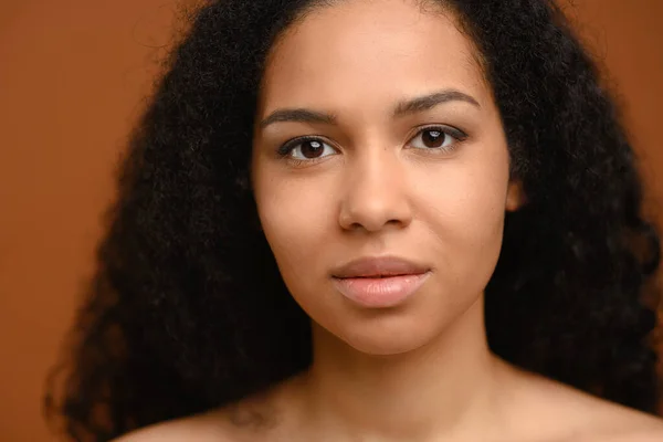 Jovem Africana Olhando Para Câmera Posando Sobre Fundo Marrom Mulher — Fotografia de Stock