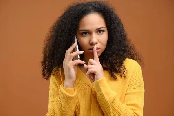 Молодая Многонациональная Леди Разговаривает Телефону Показывает Жесты Крика Веселая Улыбающаяся — стоковое фото