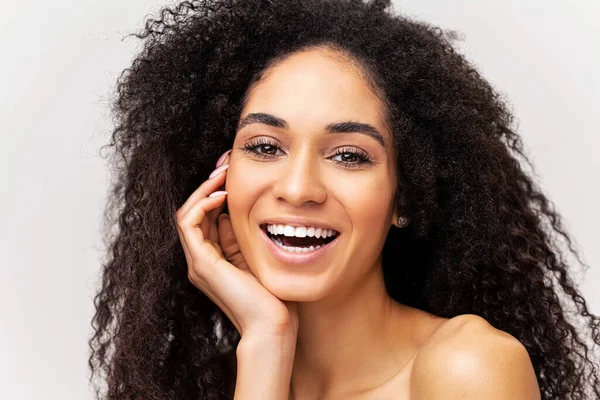 Nádherná Afroameričanka Izolovaná Bílém Pozadí Dívající Kamery Usmívající Zubatá Pěkně — Stock fotografie