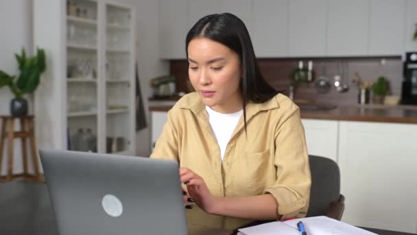 Szomorú Ázsiai Néz Bosszús Stresszes Asztalnál Használ Egy Laptop Gondolkodás — Stock videók