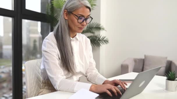Mulher Negócios Idosa Inteligente Cabelos Grisalhos Usando Laptop Escritório Empreendedor — Vídeo de Stock