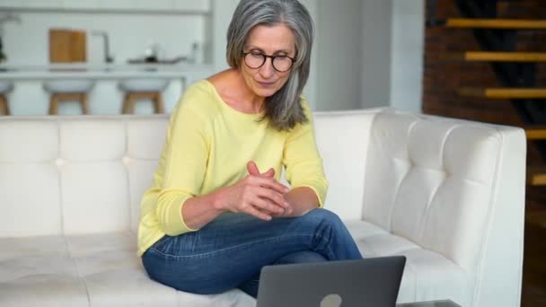 자신감 여성은 노트북을 사용하여 집에서 시간을 보낸다 할머니가 초점을 맞추고 — 비디오