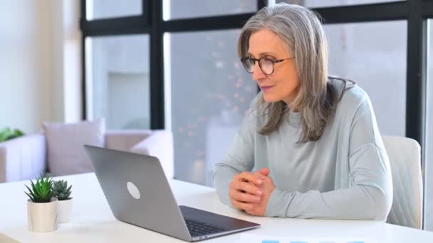 Szczęśliwy Siwowłosy Starszy Biznes Kobieta Gapi Się Ekranie Laptopa Rozradowanym — Wideo stockowe