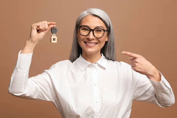 Happy Overjoyed Senior Woman Holding Keys Keychain Form Little House — ストック写真