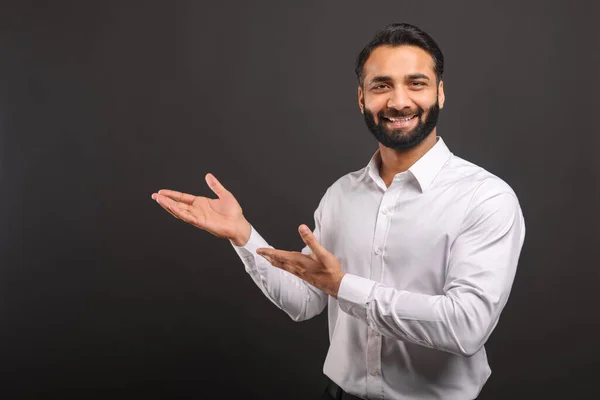 Indiano Empresário Masculino Aponta Com Duas Mãos Lado Isolado Preto — Fotografia de Stock