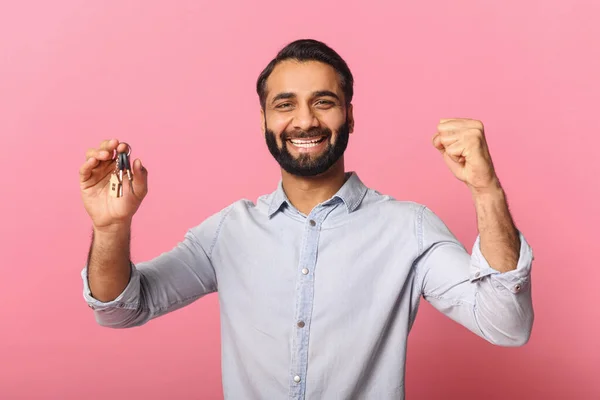 Excited Indian Man Holding Keys Cheering Rising Fist Bearded Guy — Stock Photo, Image