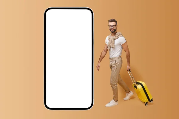 Mobilní Aplikace Pro Cestující Pohledný Muž Žlutými Zavazadly Kufr Chůze — Stock fotografie