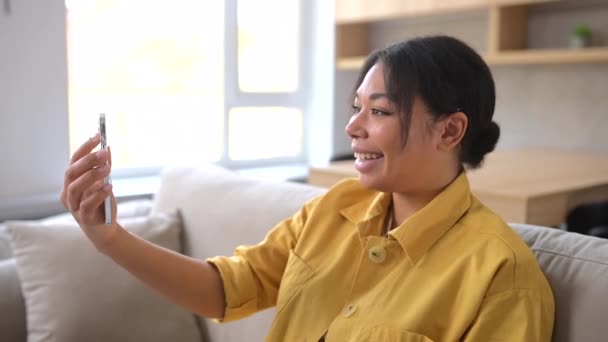 Frohe Multirassische Frau Die Online Auf Dem Mobiltelefon Videoverbindung Spricht — Stockvideo