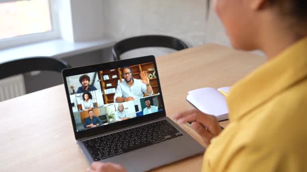 女自由撰稿人与不同的同事或同学在网上交谈 女自由撰稿人与多种族小组一起参加视频会议 参加笔记本电脑虚拟会议 参加电子学习 — 图库视频影像