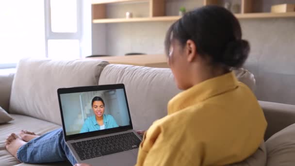 Virtuele Conferentie Webinar Jonge Multiraciale Vrouw Zwaait Hallo Tegen Haar — Stockvideo