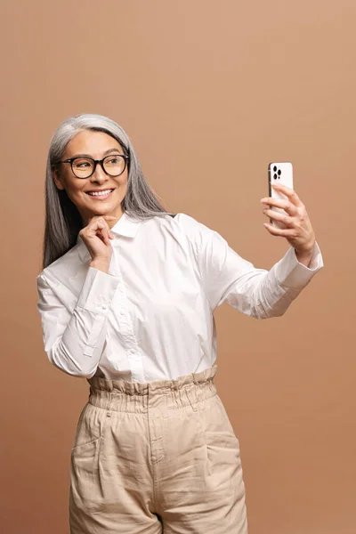Feliz Mujer Mayor Está Utilizando Teléfono Inteligente Para Conexión Vídeo — Foto de Stock