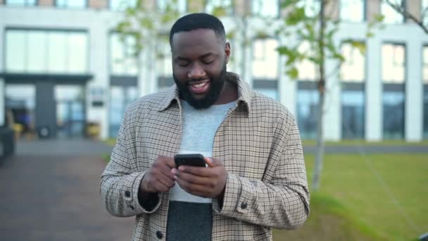 Hombre Afroamericano Feliz Ropa Casual Usando Teléfono Inteligente Aire Libre — Vídeo de stock