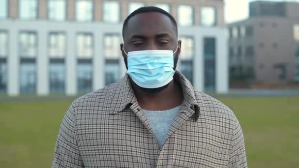 African American Guy Wearing Medical Mask Standing Outdoors Looking Camera — Stock Video
