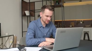 İş adamı bilgisayardaki sanal konferansa dahil oldu. Resmi tişörtlü erkek ofis çalışanı görüntülü konuşma yapıyor, online konferansı var, video toplantısı var. Bir çalışma alanıyla uzaklık bağlantısı