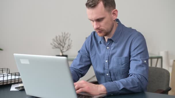 Freelancer Masculino Inteligente Serio Que Utiliza Ordenador Portátil Para Trabajo — Vídeo de stock