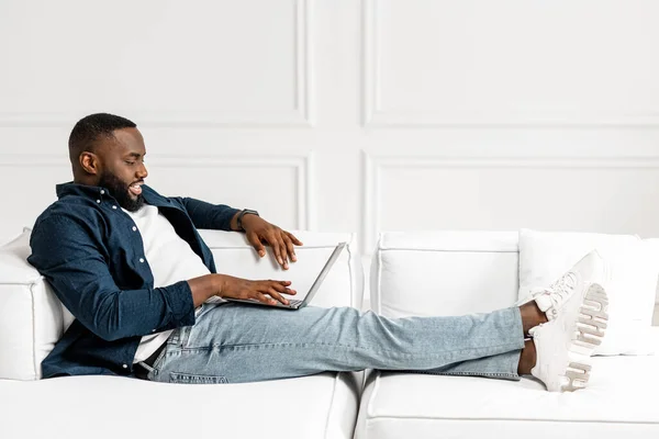 Full Length Side View African American Guy Casual Shirt Shirt — Stock Photo, Image