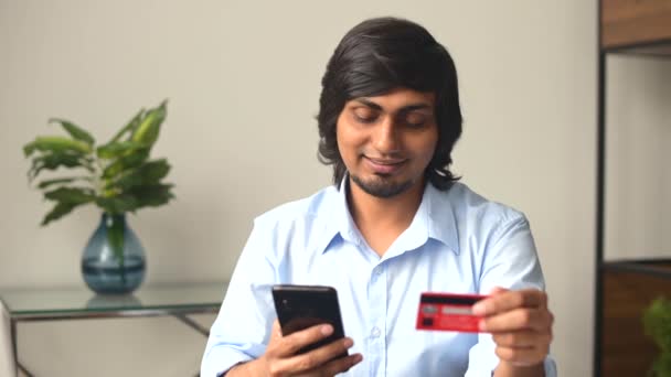 Homem Indiano Feliz Detém Cartão Bancário Smartphone Fez Compra Bem — Vídeo de Stock