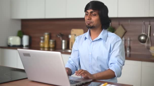 Jovem Indiano Vestindo Palestras Line Usando Computador Portátil Para Conexão — Vídeo de Stock