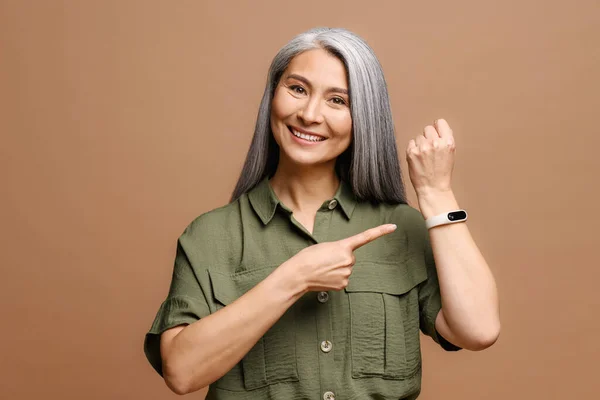 Mujer Positiva Feliz Con Pelo Gris Apuntando Con Dedo Reloj — Foto de Stock