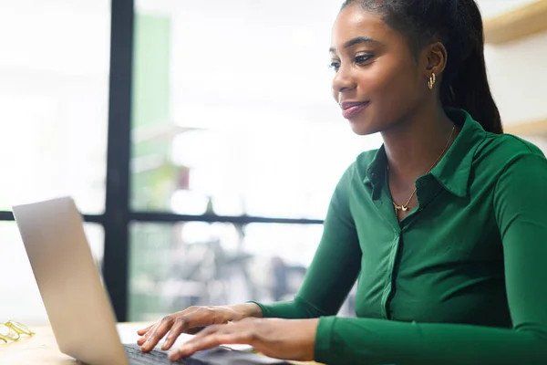 Дружня Позитивна Афро Американська Жінка Працівник Або Студент Використовуючи Ноутбук — стокове фото