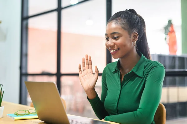 Multiracial Female Office Staff Greeting Účastnice Virtuálního Setkání Afro Americké — Stock fotografie