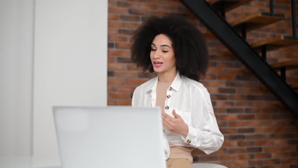 Sorridente Donna Afroamericana Abbigliamento Casual Con Acconciatura Afro Seduta Alla — Video Stock