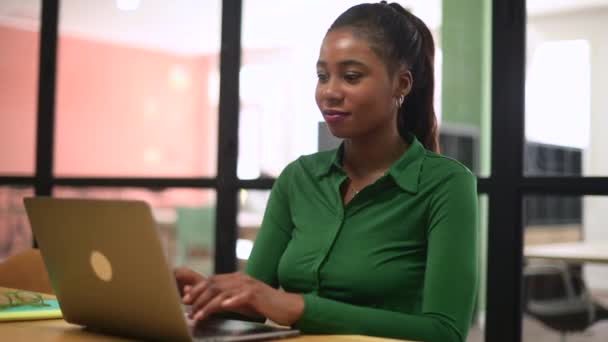 Amigável Positiva Afro Americana Empregada Estudante Usando Laptop Mulher Negócios — Vídeo de Stock