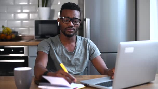 Homme Affaires Concentré Travaillant Distance Maison Réussir Freelance Masculin Assis — Video