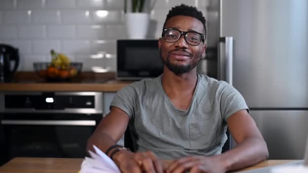 African American Guy Waving Hello Listens Online Interlocutor Agreeing Nodding — ストック動画
