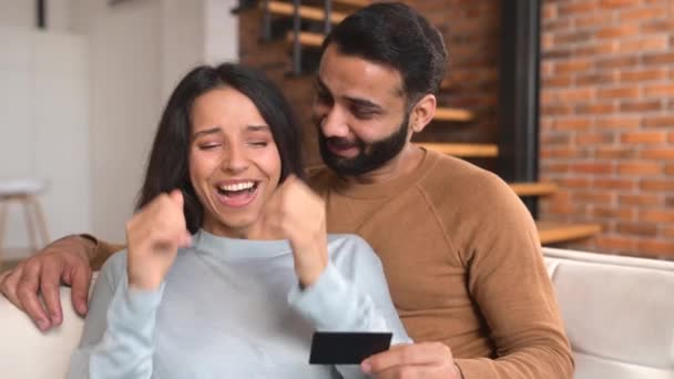 Vrolijk Indiaas Echtpaar Kijken Naar Laptop Scherm Glimlachende Tanden Overblijde — Stockvideo