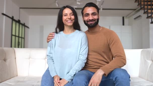 Webcam Vue Couple Indien Joyeux Bavardant Ligne Regardant Caméra Agitant — Video