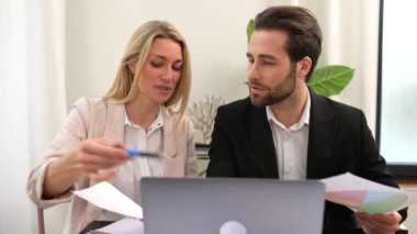 Ofis çalışanları ofis masasında çalışıyor. Birbirlerini izliyorlar ve dizüstü bilgisayarın yanında tartışıyorlar. Çalışma ortamı kavramı