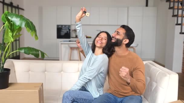 Entusiasmado Orgulhoso Casal Indiano Feliz Mostrando Chaves Nova Casa Regozijando — Vídeo de Stock