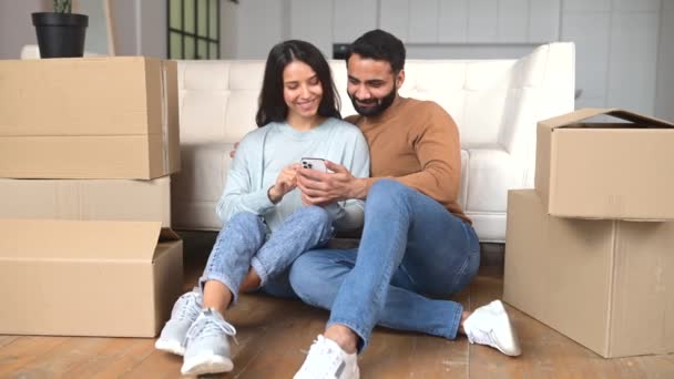 Mooi Indiaas Echtpaar Kiezen Voor Nieuwe Meubels Online Nieuw Huis — Stockvideo