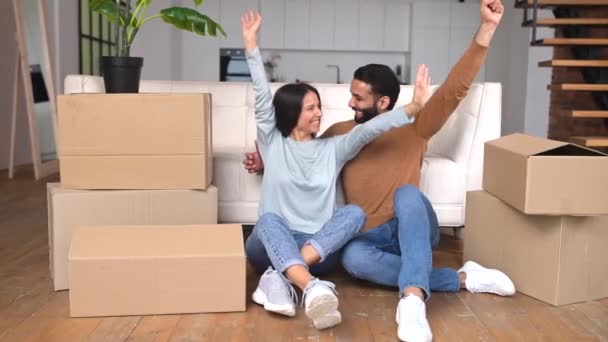 Happy Indian Newlyweds Moved New Apartment Sitting Floor Cardboard Boxes — Vídeo de stock