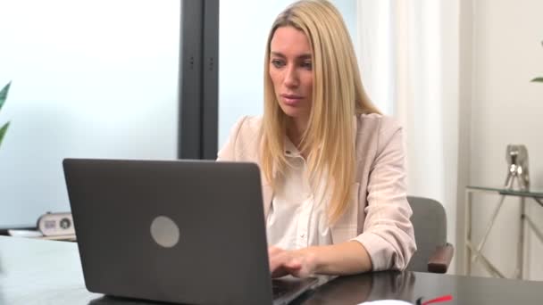 Bored Female Office Employee Sitting Desk Front Laptop Office Looking — Video
