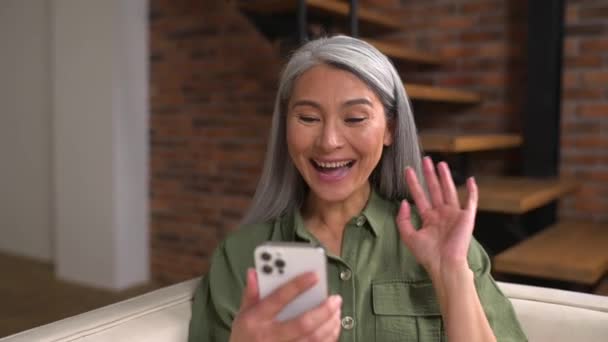 Sonriendo Señora Mayor Saludando Saludando Amigo Familia Utilizando Aplicación Móvil — Vídeos de Stock