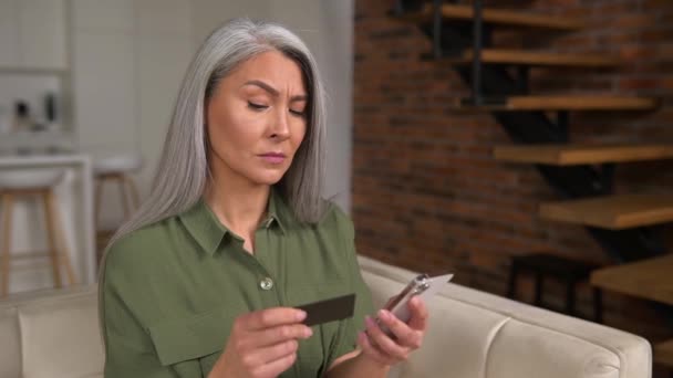 Frustrée Femme Mûre Aux Cheveux Gris Malheureux Assis Sur Canapé — Video