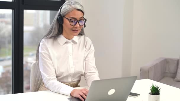 Confident Aged Woman Headset Takes Call Listening Interlocutor Consulting Client — Vídeo de Stock