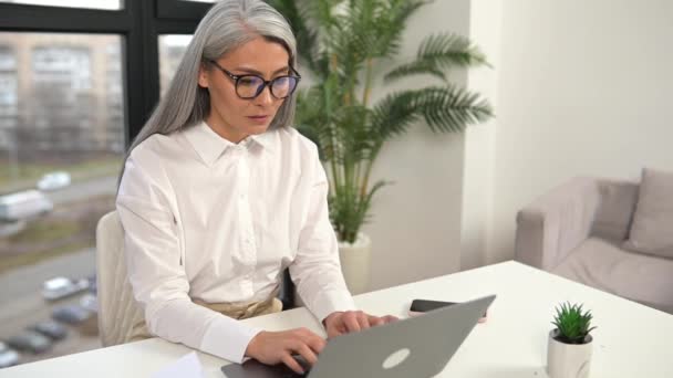 Tired Mature Female Employee Feel Bored Upset Senior Gray Haired — Vídeo de Stock