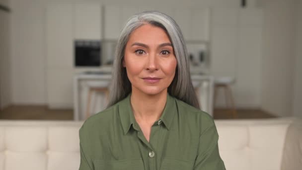 Imagen Encantadora Mujer Asiática Pelo Gris Los Años Mirando Cámara — Vídeos de Stock