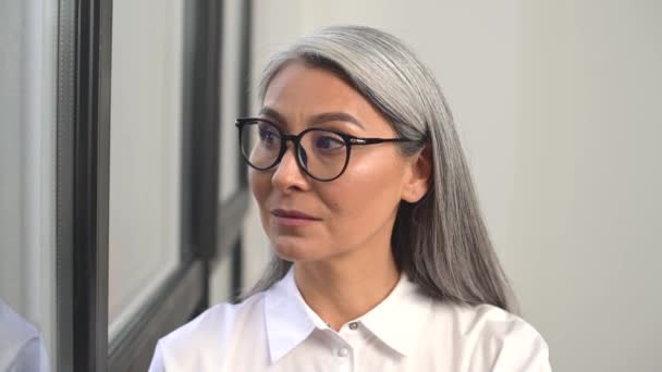 Retrato Carismático Positivo Empresária Asiática Camisa Branca Óculos Sorrindo Para — Vídeo de Stock